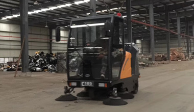 C185駕駛式掃地車(chē)服務(wù)于某工廠